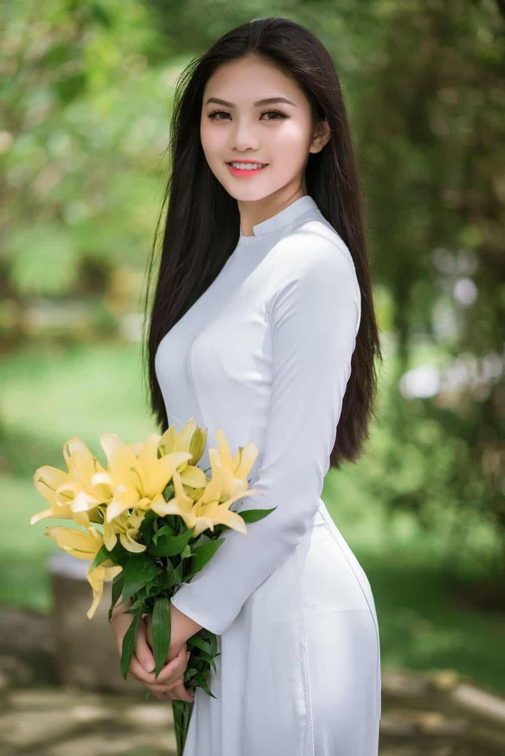 Hình ảnh gái xinh mặc áo dài với hoa