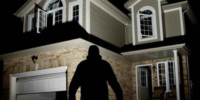 Khi trộm đột nhập vào nhà thì xử lý thế nào cho an toàn và đúng pháp luật?