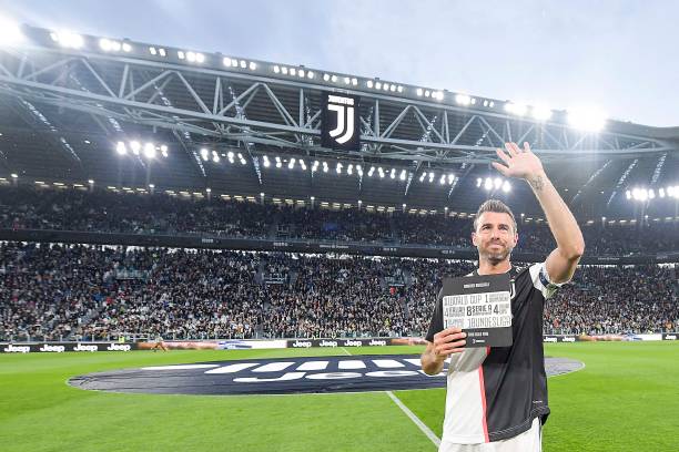 Chùm ảnh: Ronaldo ăn mừng chức vô địch cùng Juventus trên sân nhà