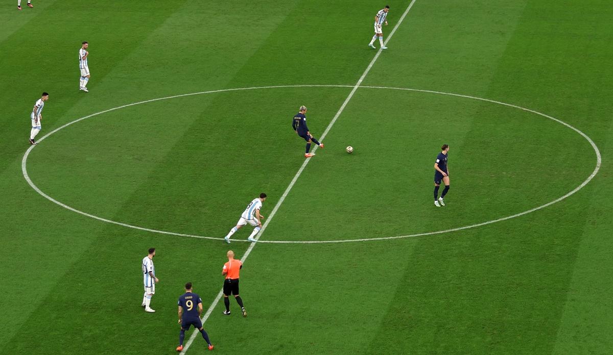 Vòng tròn trung tâm là gì? Luật giao bóng và khoảng cách bắt buộc